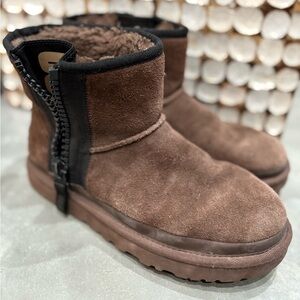UGG Women’s Classic Mini Zipper sz. 8